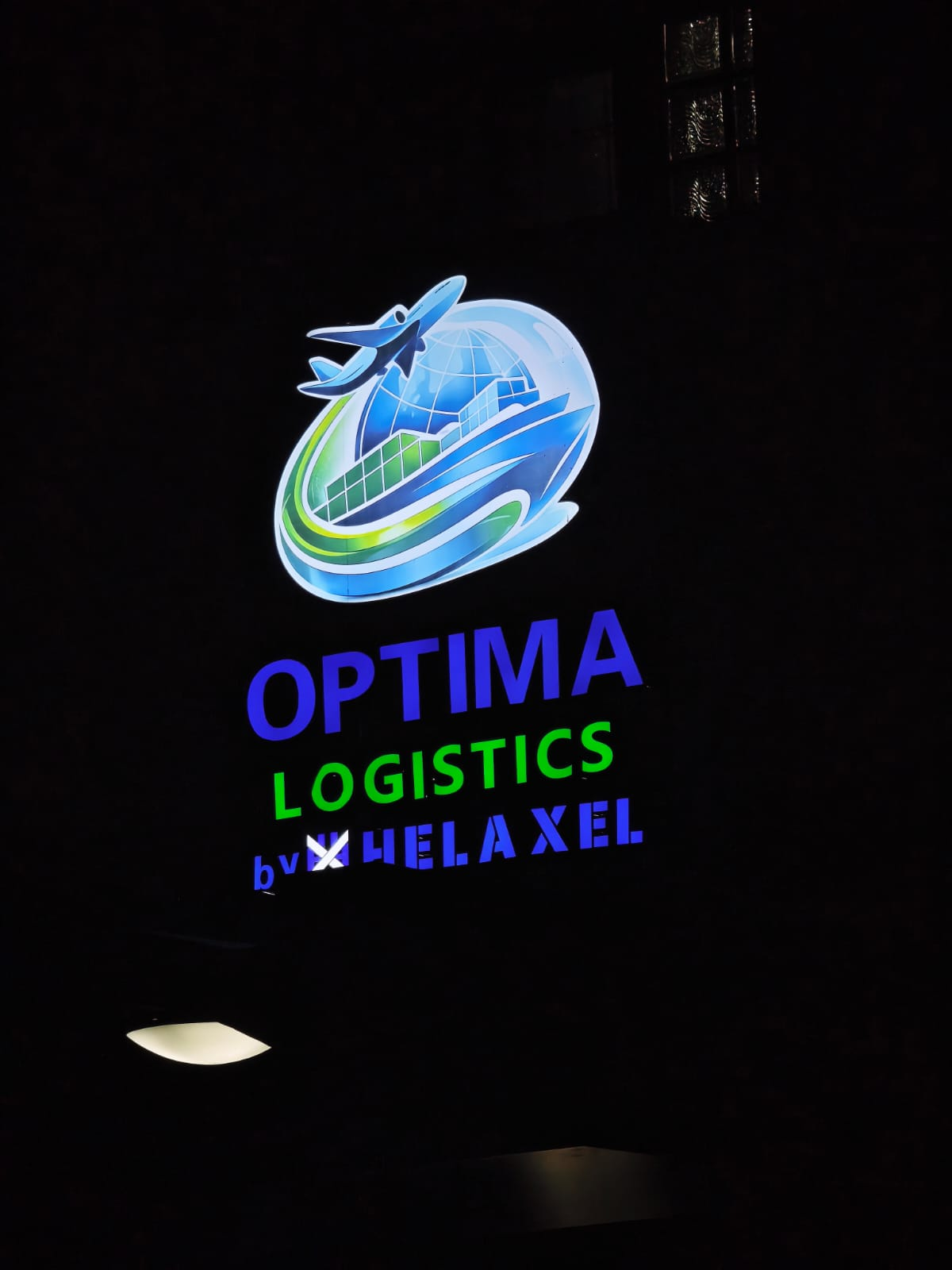 Pormenor do letreiro luminoso da Optima Logistics by Helaxel nas instalações da empresa